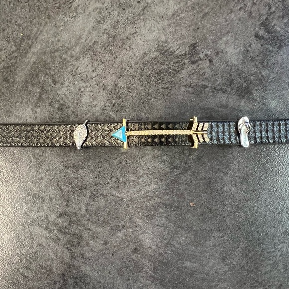 Keep collective bracelet with all the charms included. - Picture 3 of 5